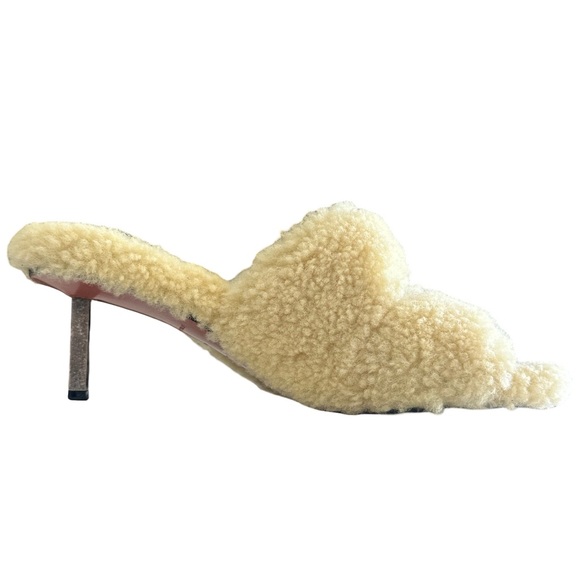 Amina Muaddi Millie Mellow Yellow Shearling Sandals size 39
Very good condition - Picture 2 of 12